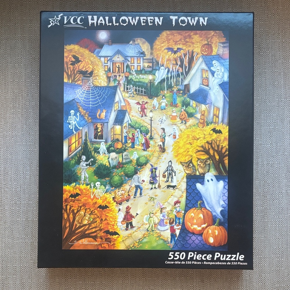 VCV Halloween Town 550 Piece Puzzle - Colorful Halloween Scene